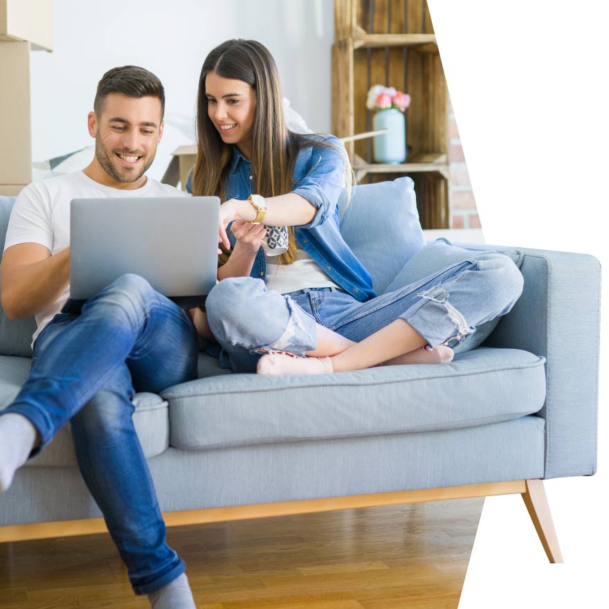 Casal com computador a ler sobre Motivos para ter uma presença online.